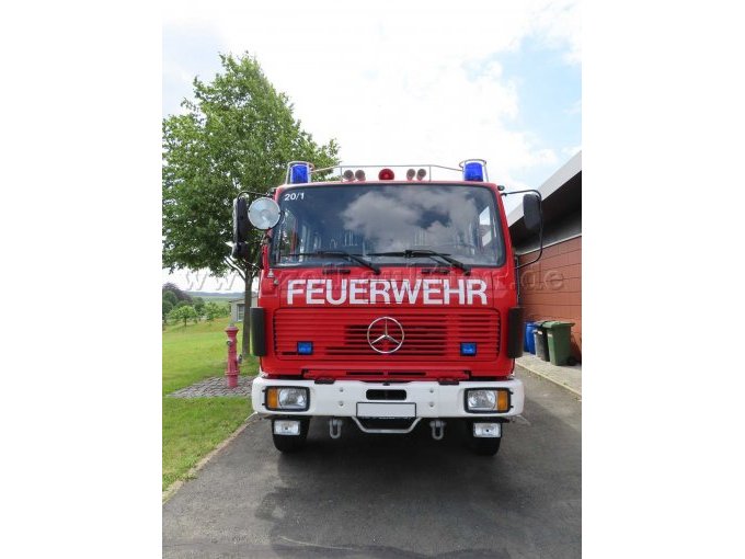 Rotes Feuerwehrfahrzeug Mercedes-Benz 1222
Ansicht vorne frontal
Blick auf das Führerhaus des Fahrzeugs