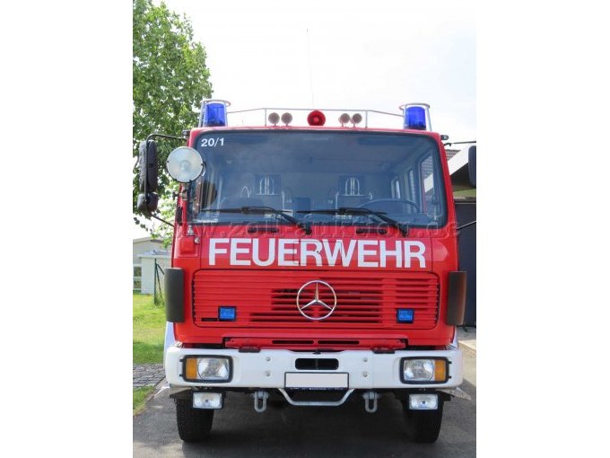 Rotes Feuerwehrfahrzeug Mercedes-Benz 1222
Nahansicht vorne frontal
Blick auf das Führerhaus des Fahrzeugs