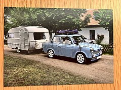 Postkarte "Trabant mit Wohnwagen" - Vorderseite