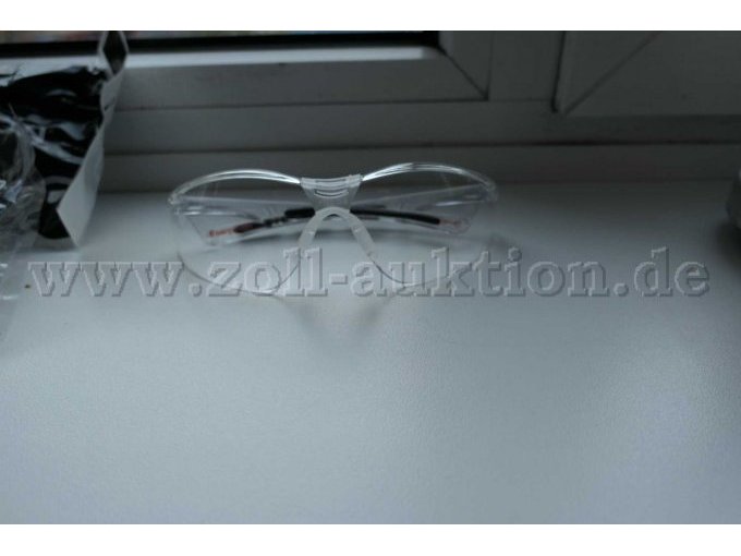 Brille mit dunklen Einlagen in den Bügeln