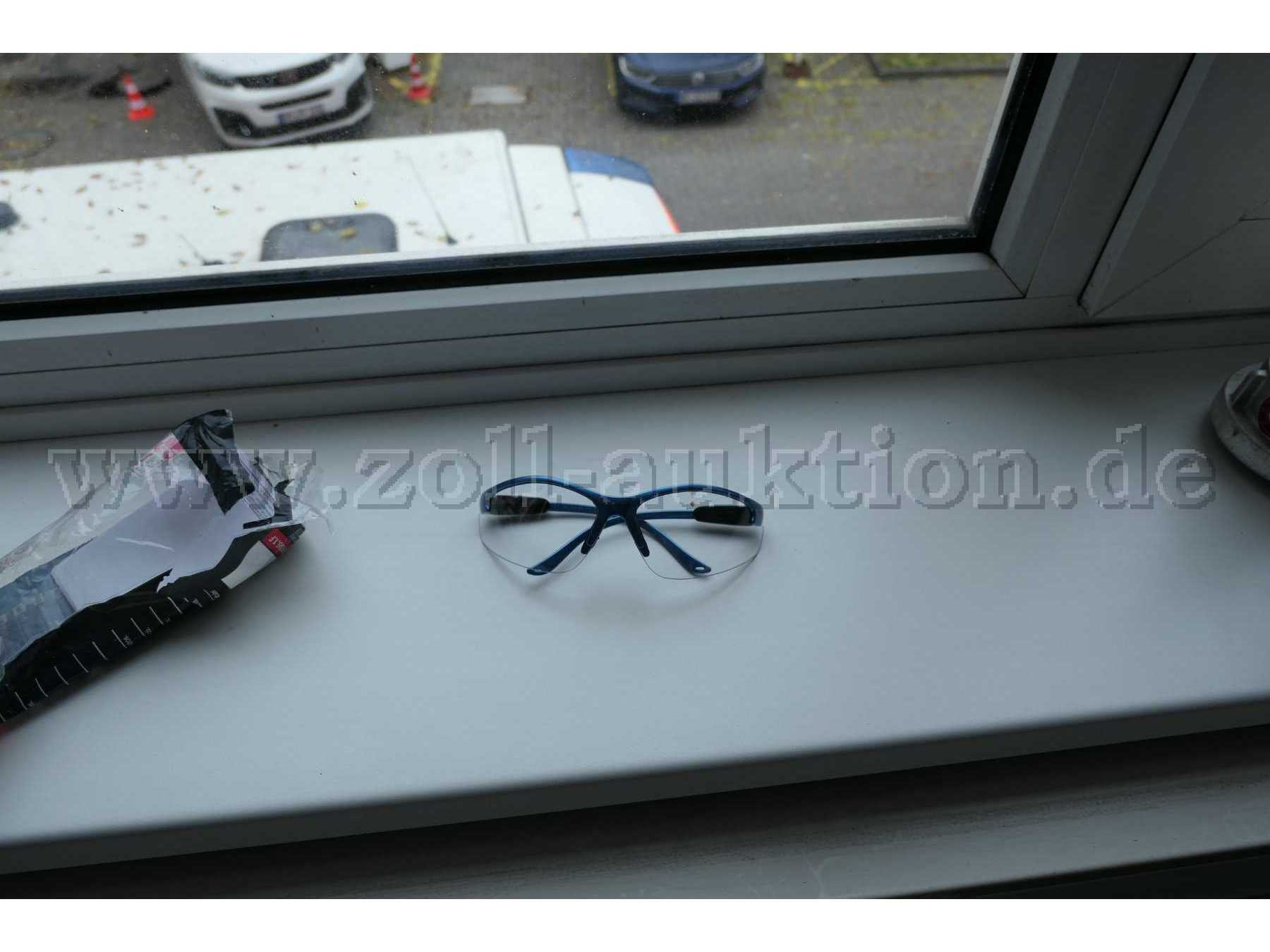 Brille mit blauem Rahmen und Bügeln