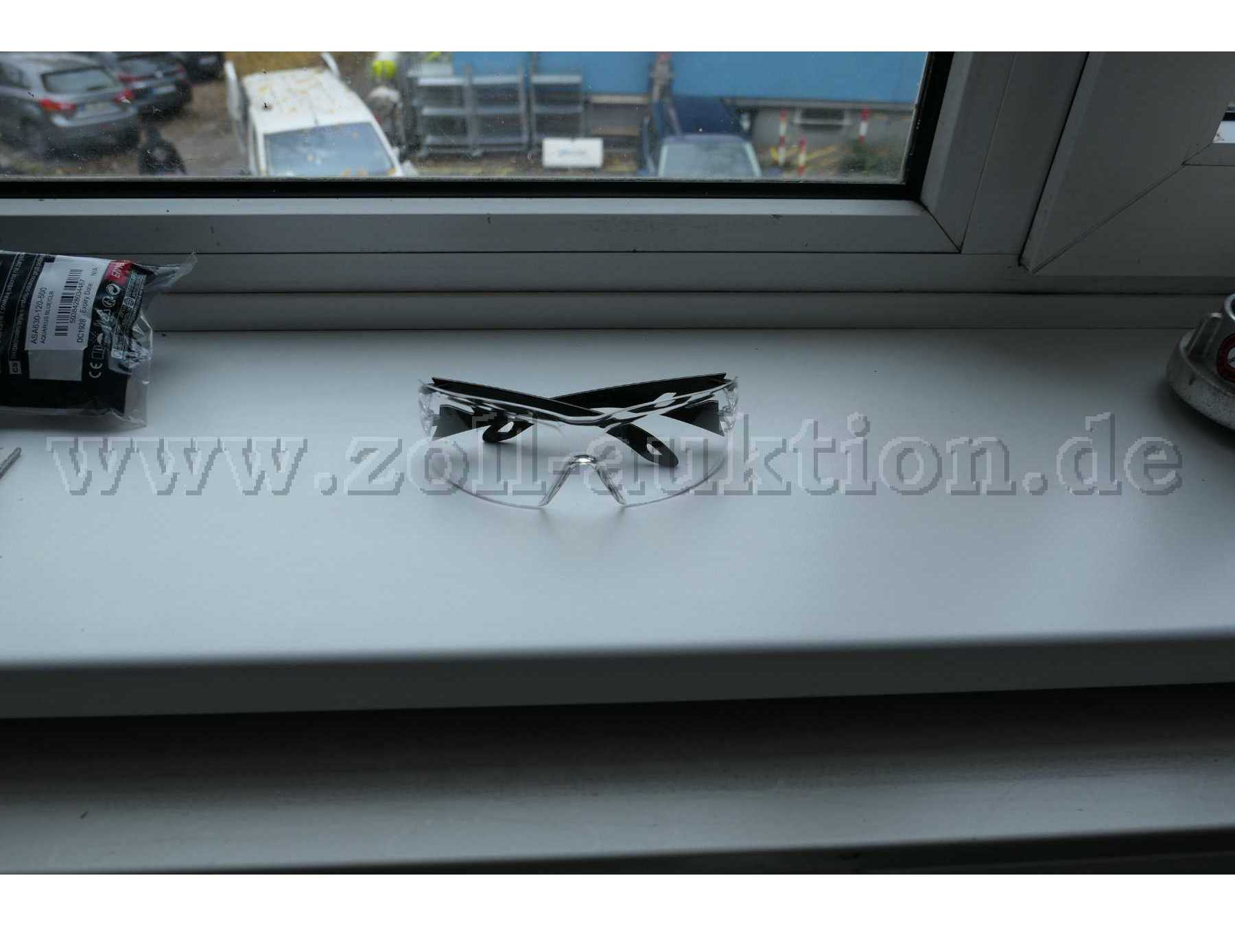 Brille mit schwarzen Bügeln