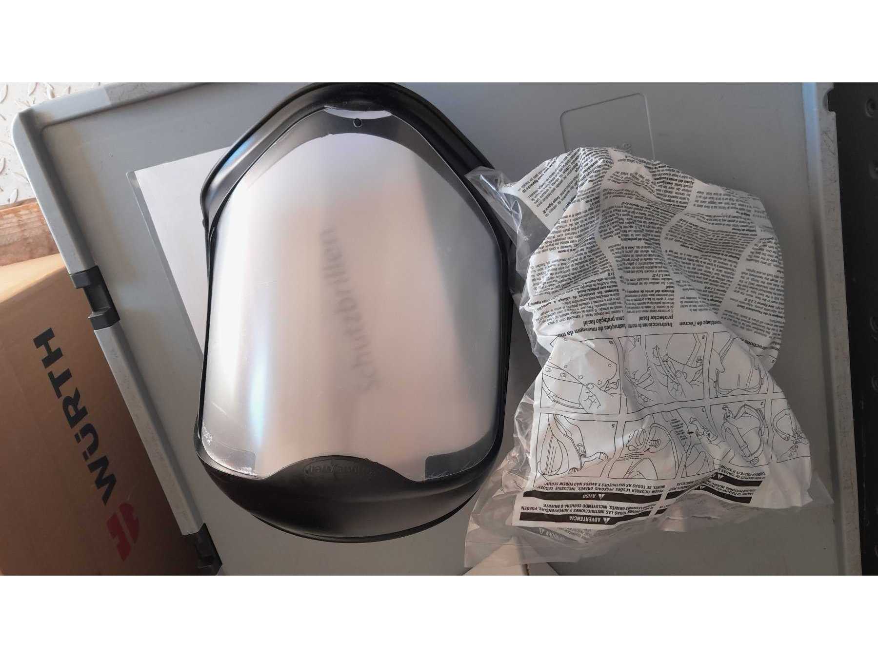 Maske mit Verpackung und Schutzfolie