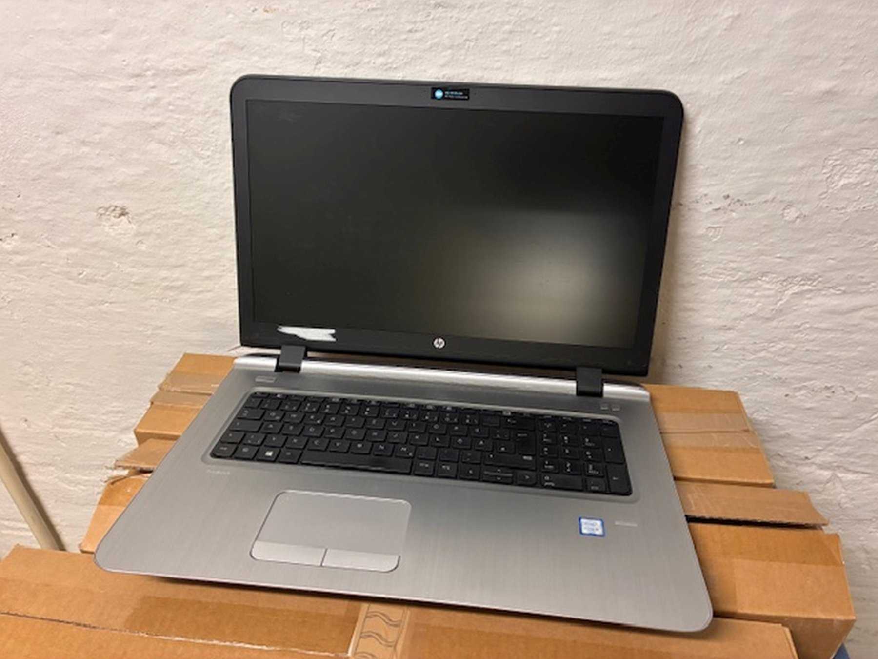 Laptop aufgeklappt