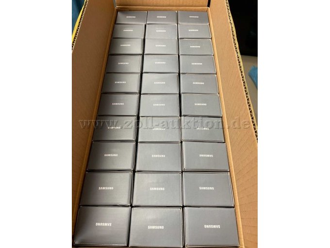 Übersicht verpackte Handys (einer von vier Kartons)