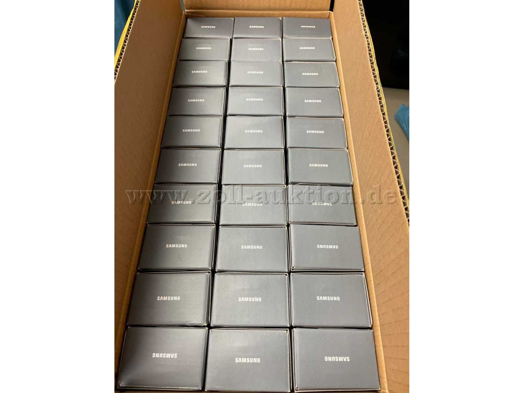 Übersicht verpackte Handys (einer von vier Kartons)