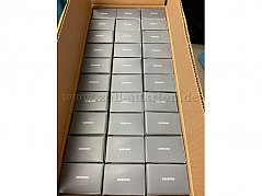 Übersicht verpackte Handys (einer von vier Kartons)