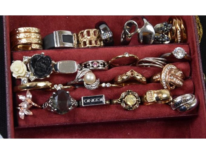 25 Ringe in unterschiedlichen Ausführungen und Größen