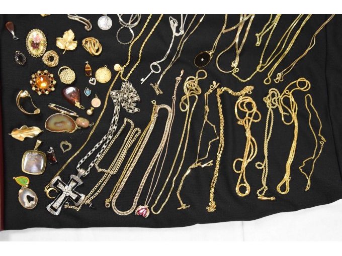 Sicht auf einige Ketten, Armbänder, Anhänger & Broschen