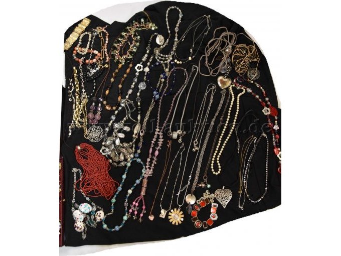 Sicht auf die Ketten und Armbänder