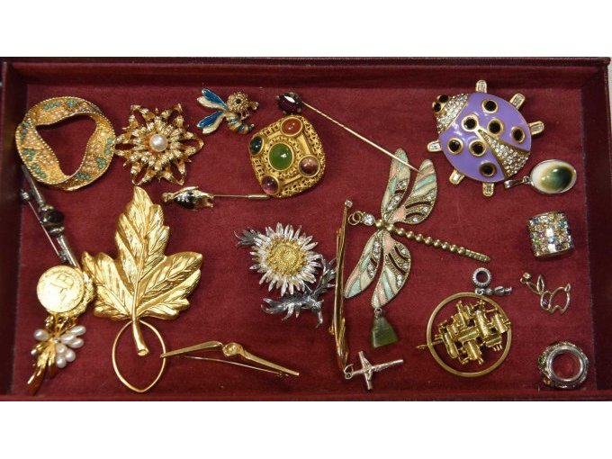 15 Broschen & 8 Kettenanhänger