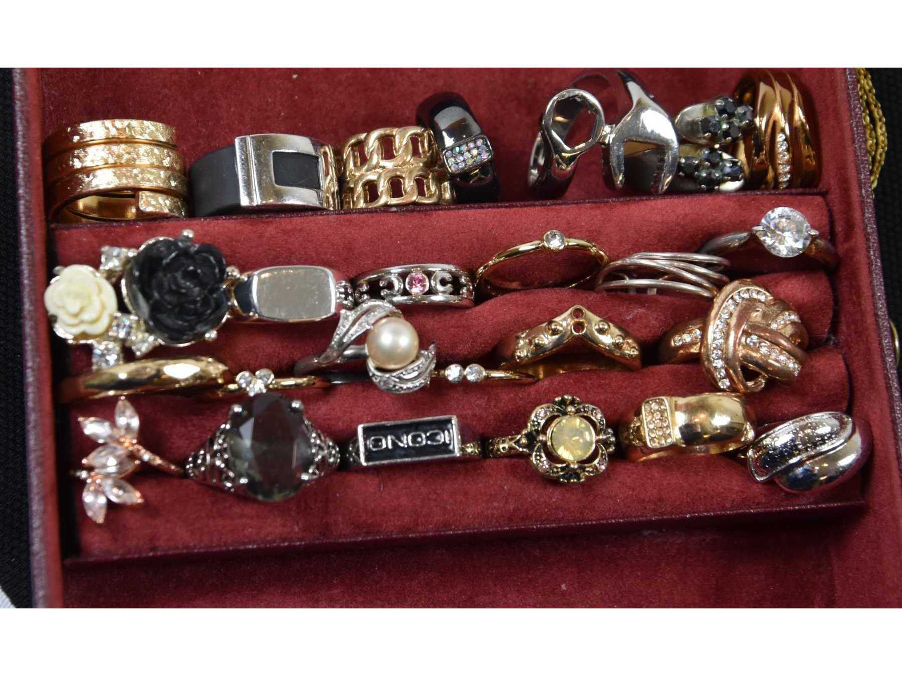 25 Ringe in unterschiedlichen Ausführungen und Größen