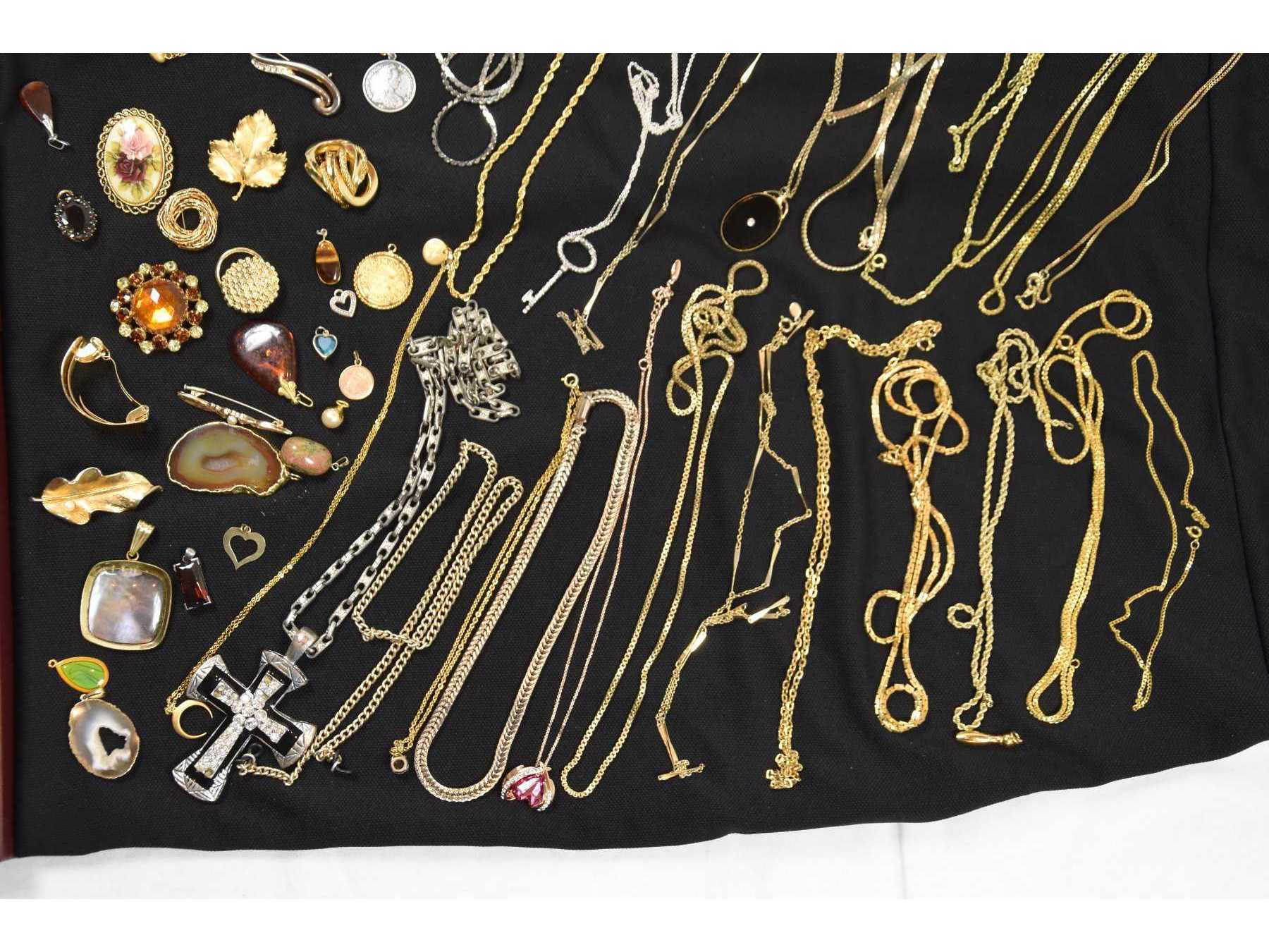 Sicht auf einige Ketten, Armbänder, Anhänger & Broschen