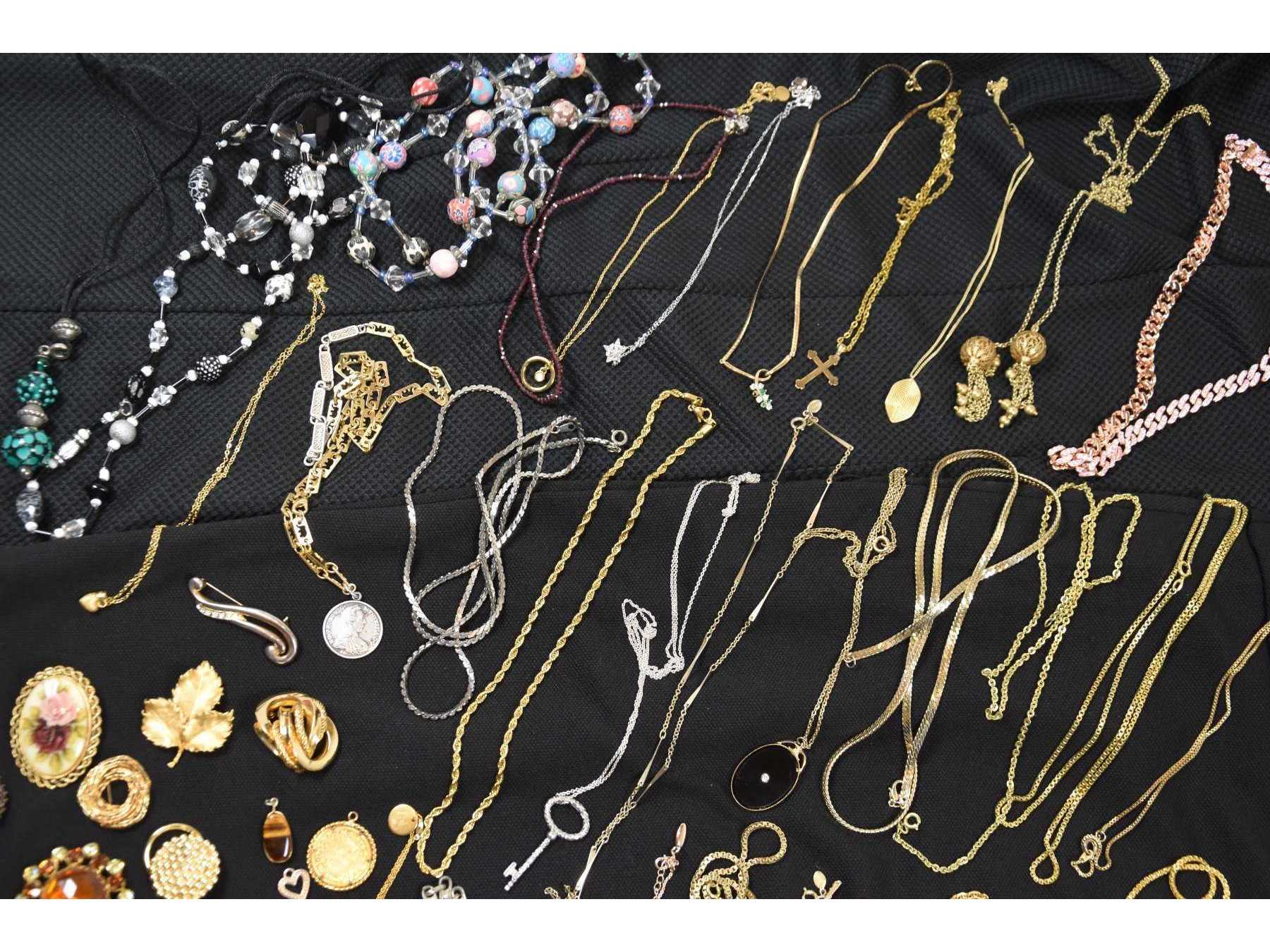 Sicht auf einige Ketten, Armbänder, Anhänger & Broschen