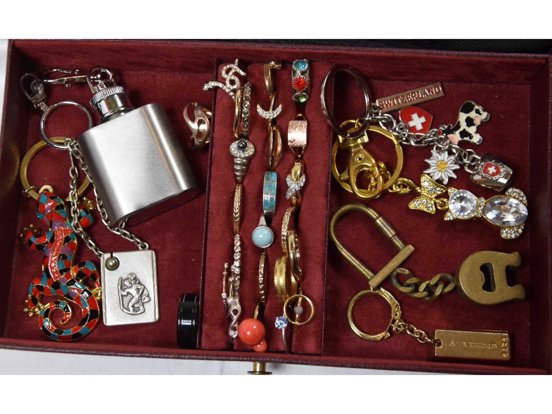 25 Ringe & 7 Schlüsselanhänger