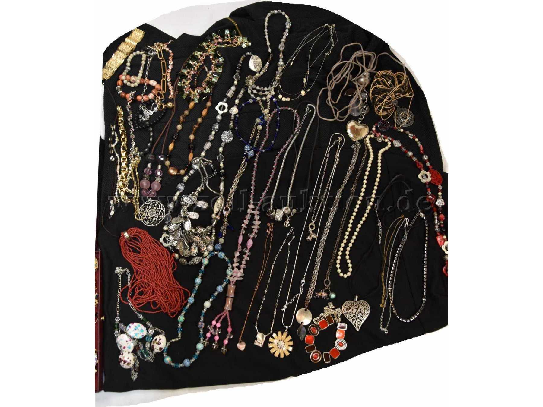 Sicht auf die Ketten und Armbänder