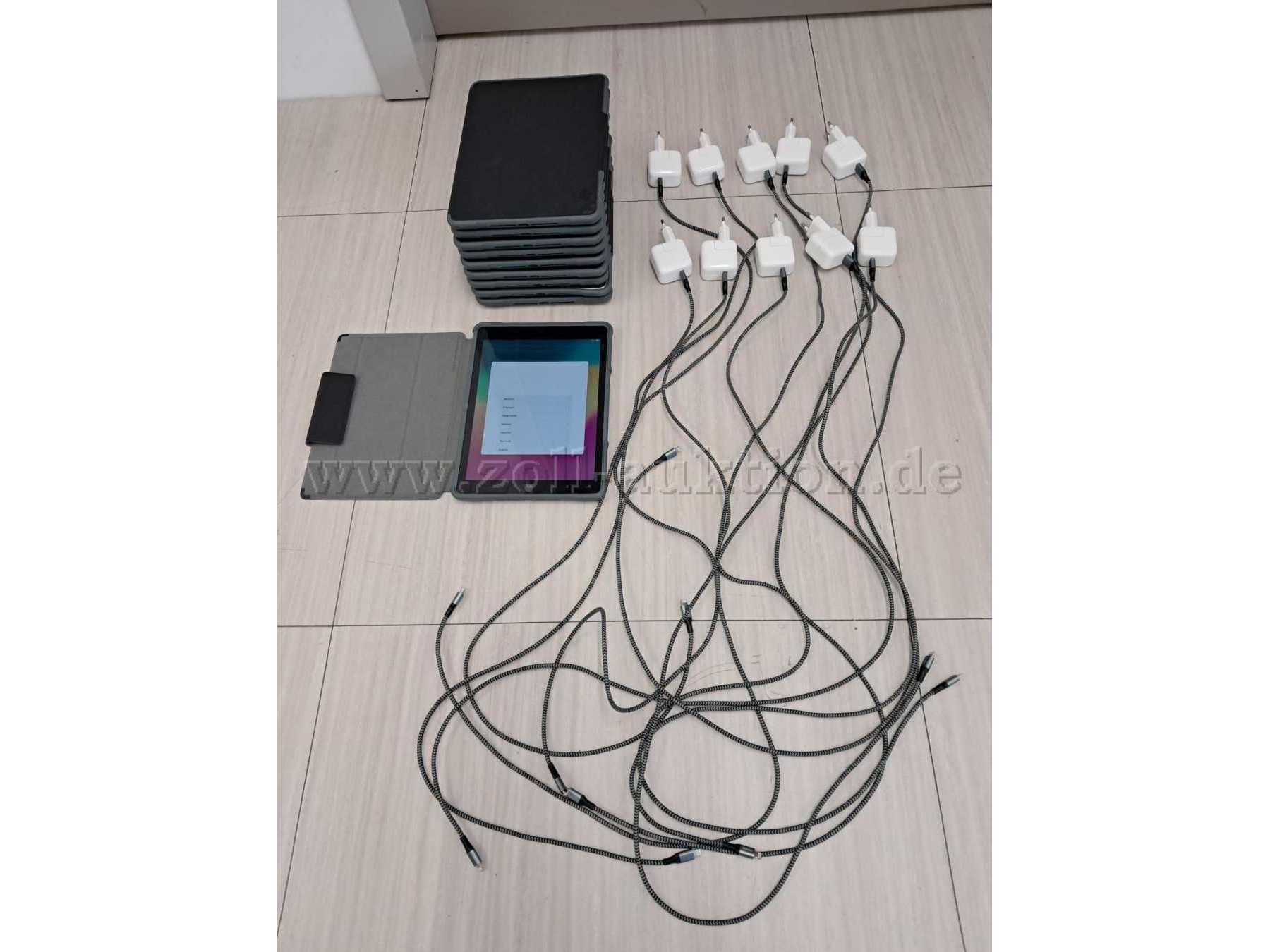 Ipads mit Hülle und Ladekabel