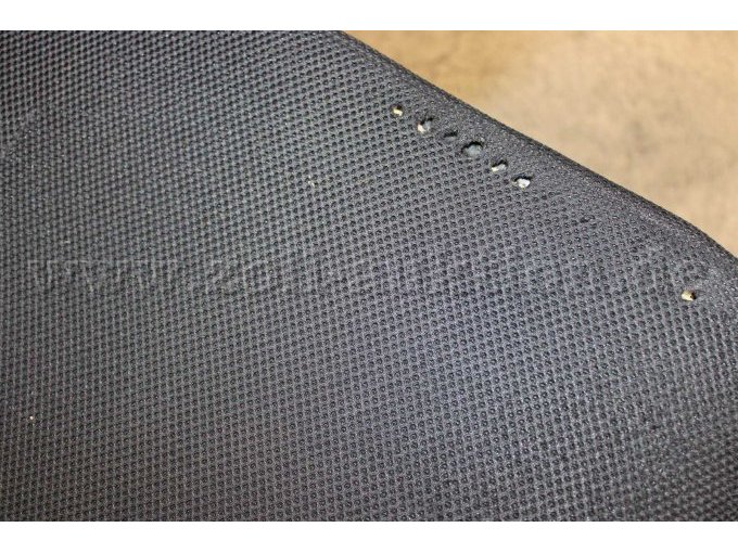 Löcher im Stoff der Sitzfläche