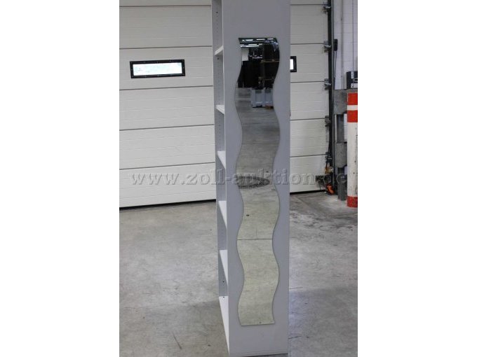Spiegel an einem Büroregal