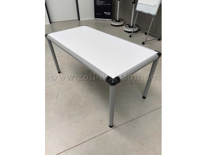 Tisch aufgebaut