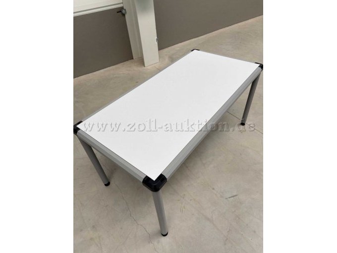 Tisch aufgebaut