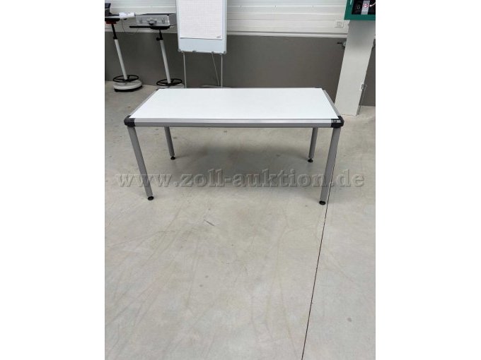 Tisch aufgebaut quer