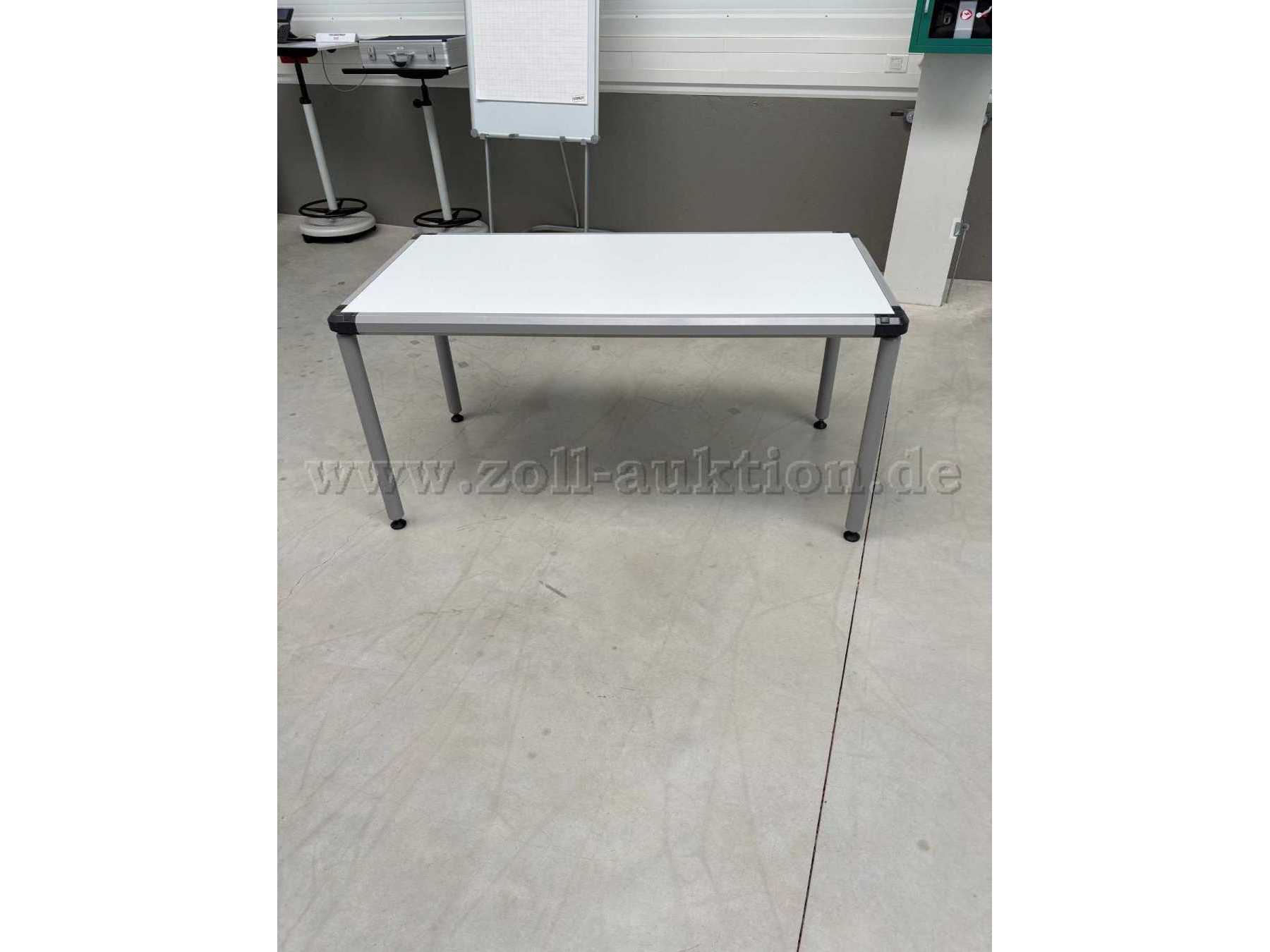 Tisch aufgebaut quer