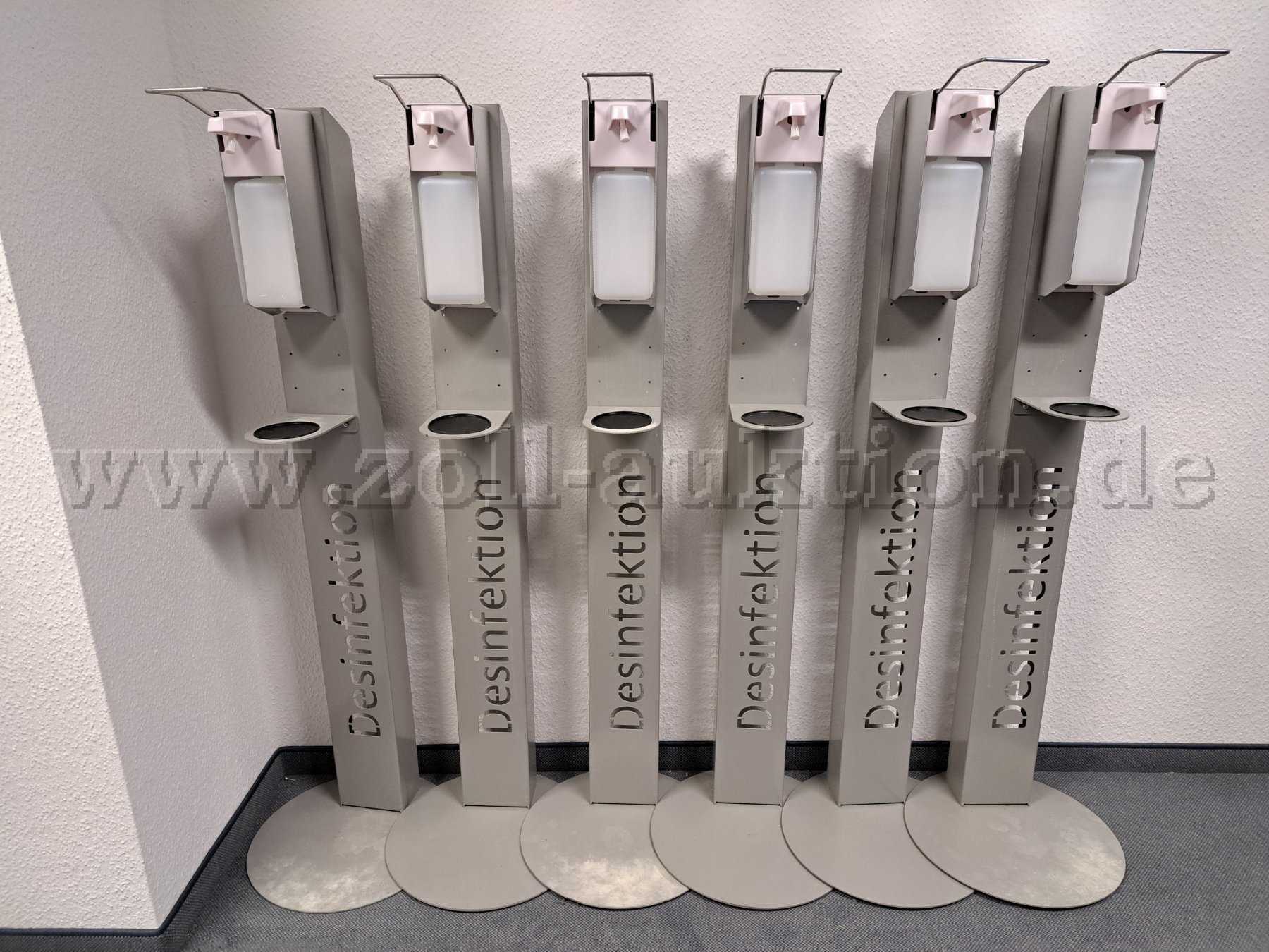 Desinfektionssäulen mit Leerflaschen - Frontansicht