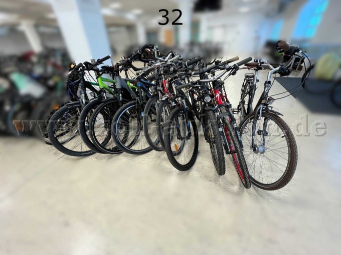 Übersicht Konvolut (von links nach rechts): Cube, E-Bikes (Scott, Riese & Müller), Serious, Gudereit, Classic, Rockrider, Cube, Specialized, Zündapp