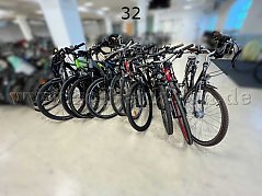 Übersicht Konvolut (von links nach rechts): Cube, E-Bikes (Scott, Riese & Müller), Serious, Gudereit, Classic, Rockrider, Cube, Specialized, Zündapp
