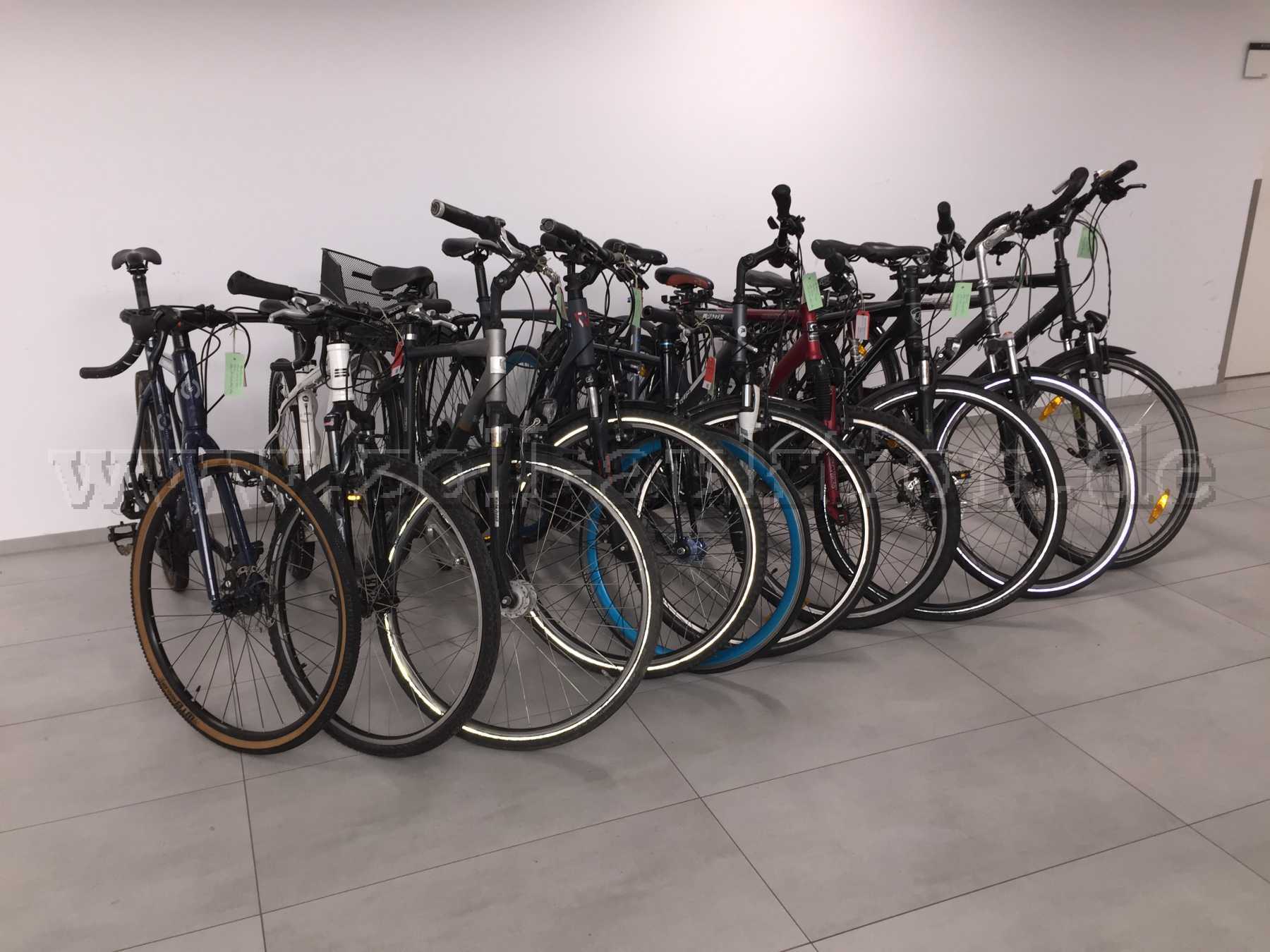 10 Fahrräder Seitenansicht