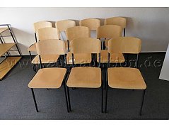 Die zehn Holzstühle