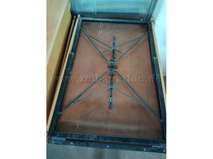 Metallgestell mit klappbaren Füßen