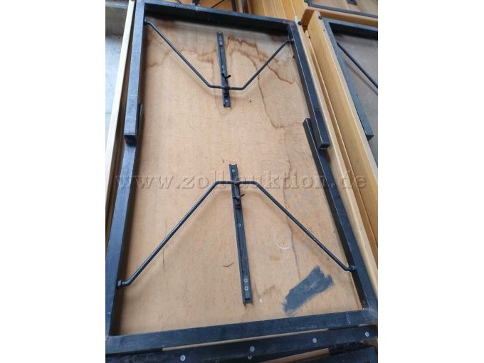 Metallgestell mit klappbaren Füßen