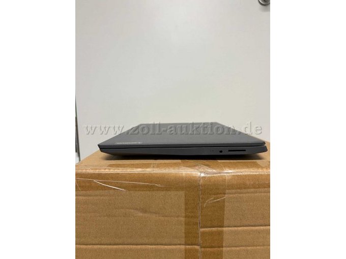 rechte Seite eines Notebooks mit sichtbarem SD-Card-Slot.