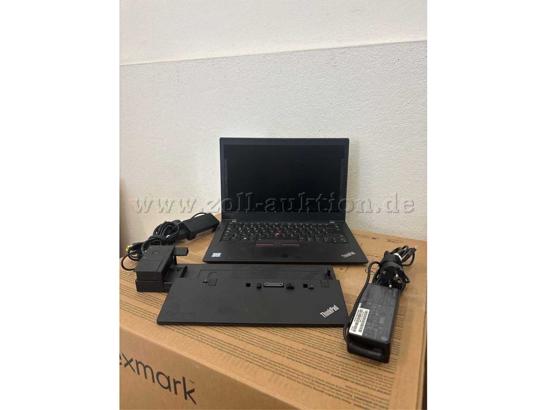 Laptop vorne mit Dock und Stromkabeln