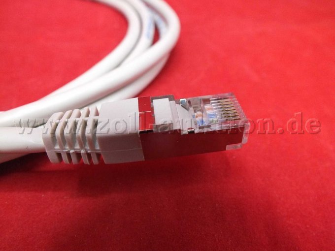 Detailaufnahme des Stecker von der rechten Seite