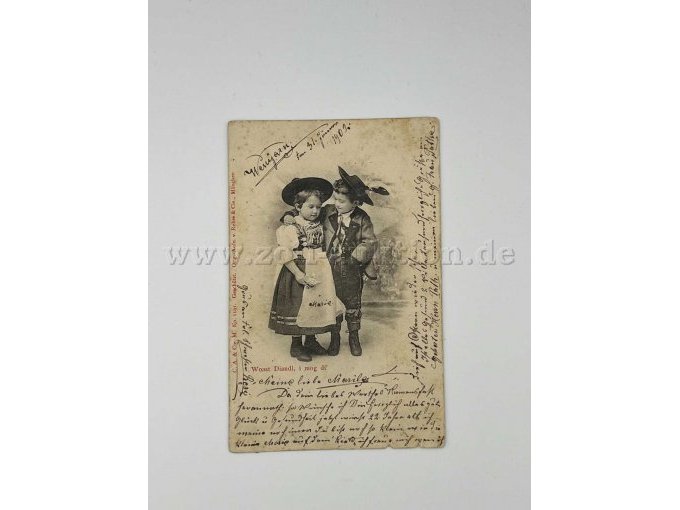 Junge und Mädchen in Tracht Arm in Arm