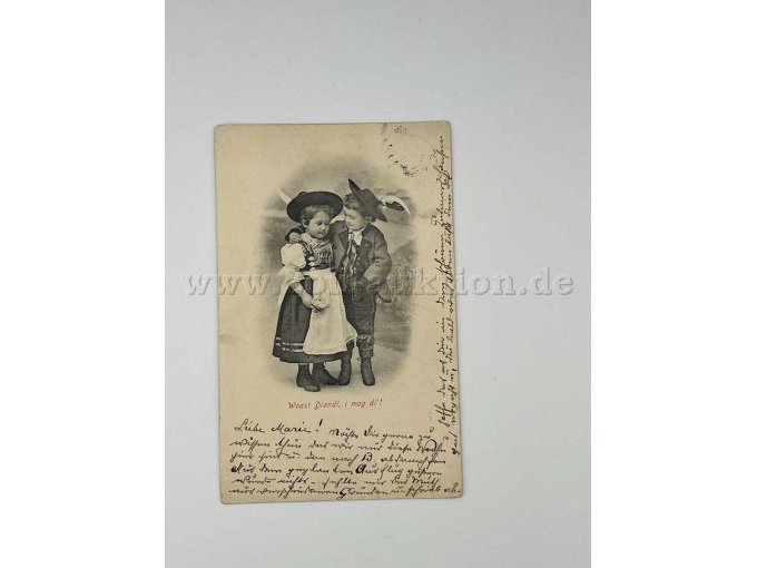 Junge und Mädchen in Tracht Arm in Arm