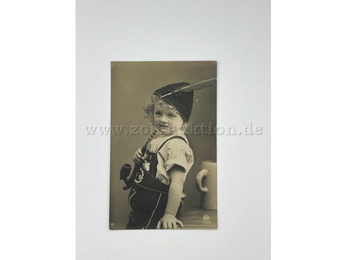 Kind in Tracht mit Pfeife
