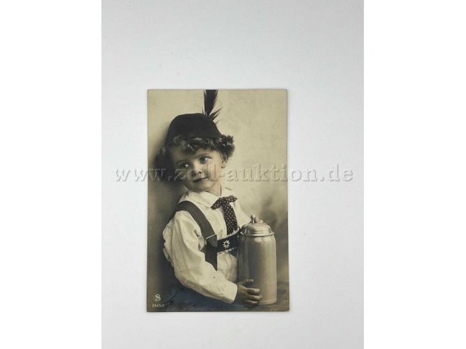 Kind in Tracht mit Krug