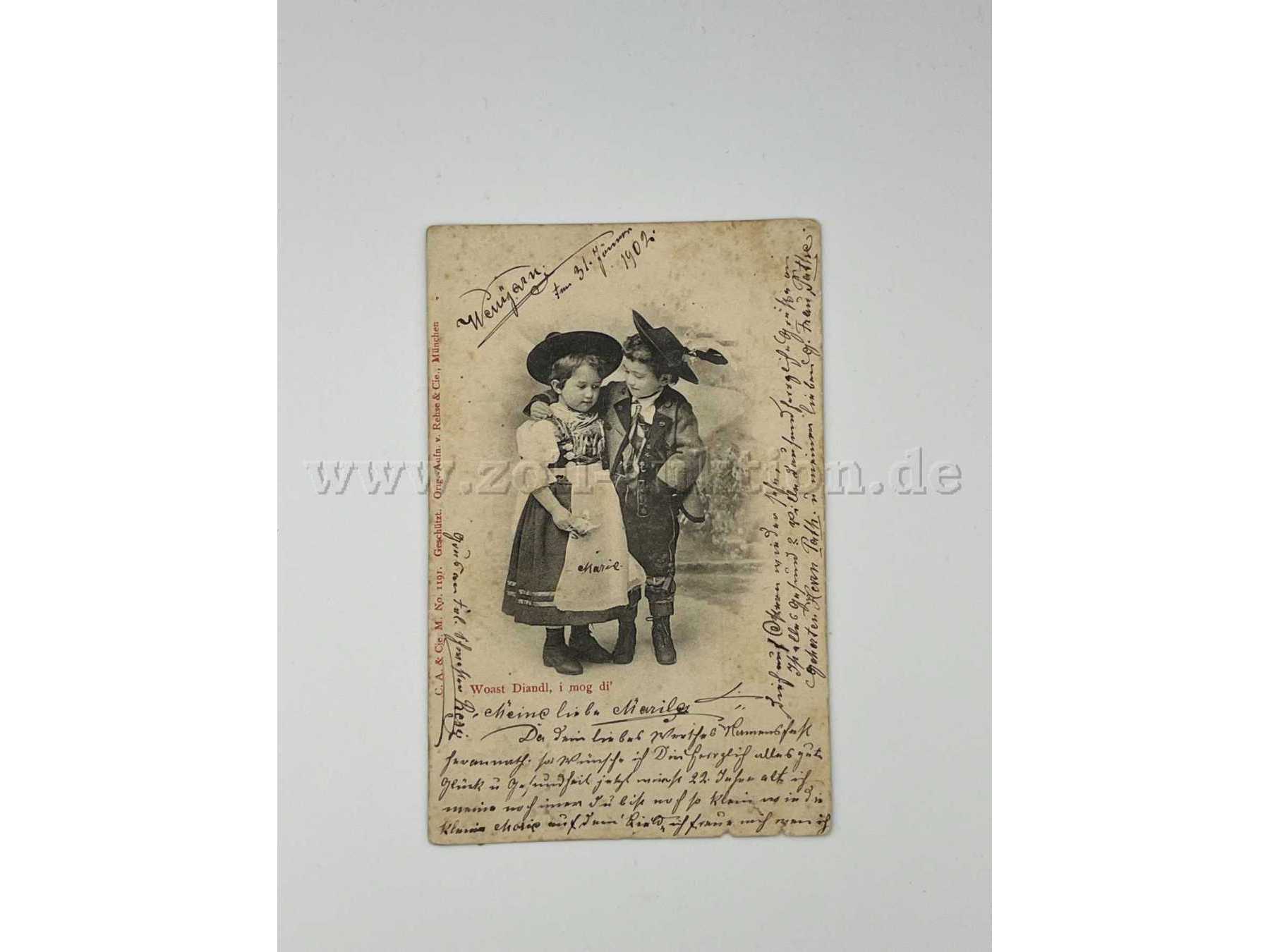 Junge und Mädchen in Tracht Arm in Arm