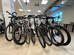 Übersicht Konvolut (von links nach rechts): Curtis, Dynamics, Ghost, Bulls, Colnago, Oxylane, Rockrider, KTM, bergamont, Giant