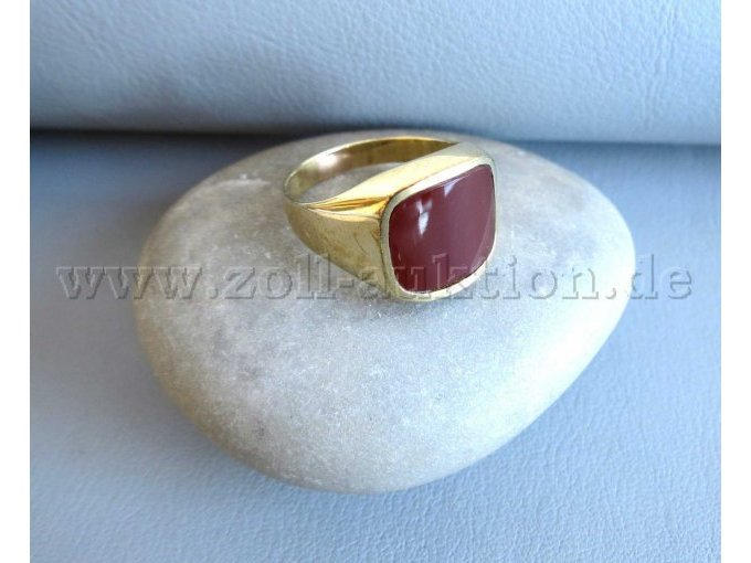 Ring mit rotbraunem Stein