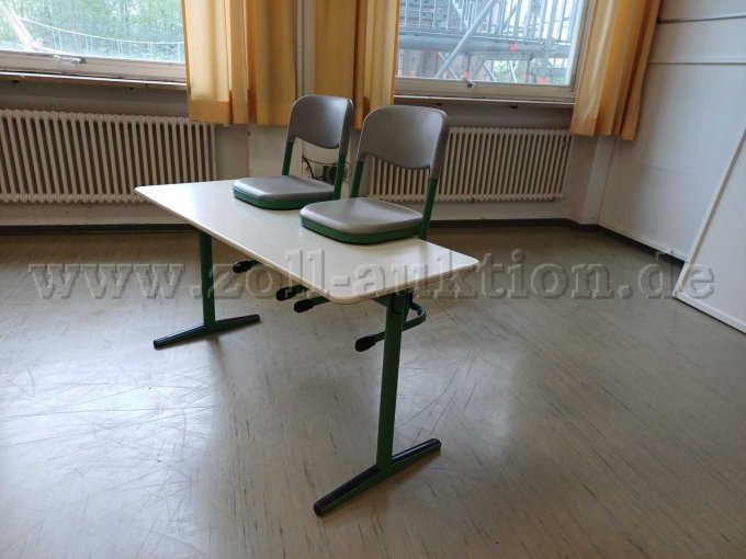 Tisch mit aufgesetzten Stühlen