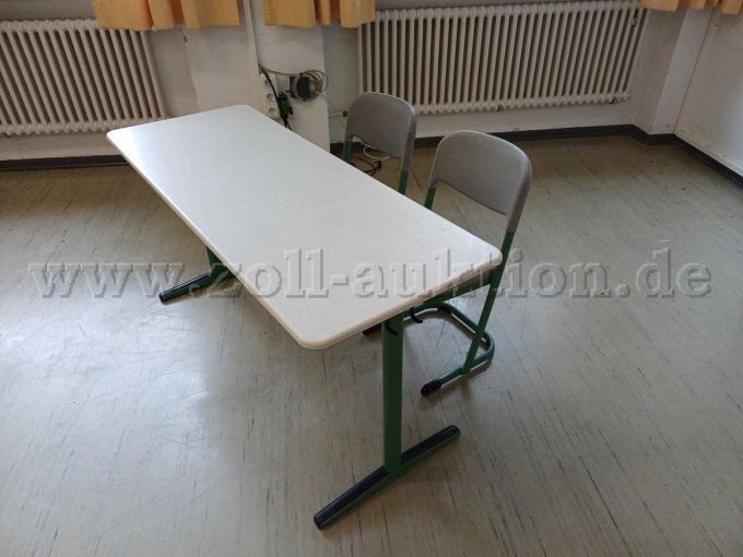 Tisch und Stühle
Seitenansicht Tisch und Stühle
Seitenansicht