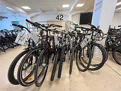 Übersicht Konvolut (von links nach rechts): Puky, Mifa, Vanmoof (siehe Auktionsbeschreibung), unbekannte Marke, Concept, Focus, ATB, Peugeot, Kreidler, Europ