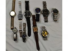 10 gebrauchte Uhren der Hersteller „Armani“, „Festina“ u.w.