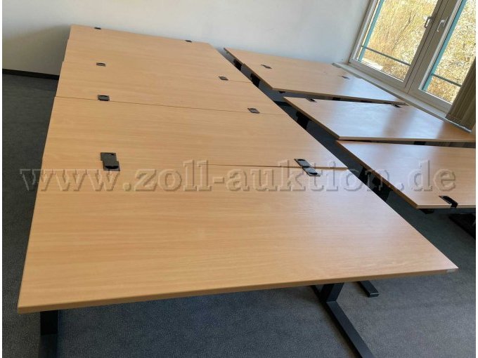 die weiteren 9 Schreibtische