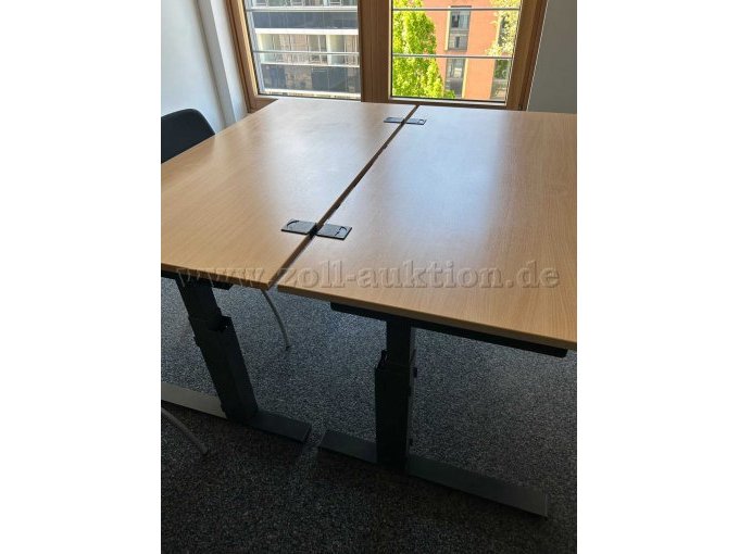Ansicht von zwei Schreibtischen